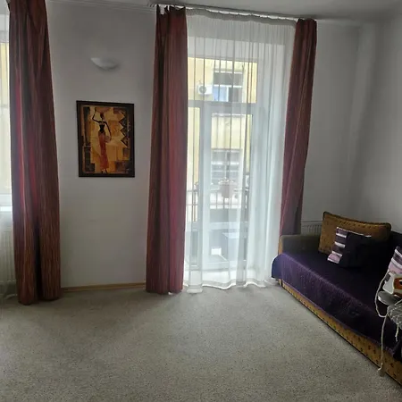 центр, 5 хв від госпіталю, в затишному районі Apartment